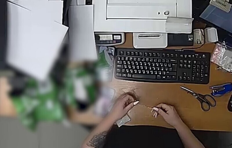 Сотрудница ювелирного магазина украла украшения почти на 400 тысяч рублей