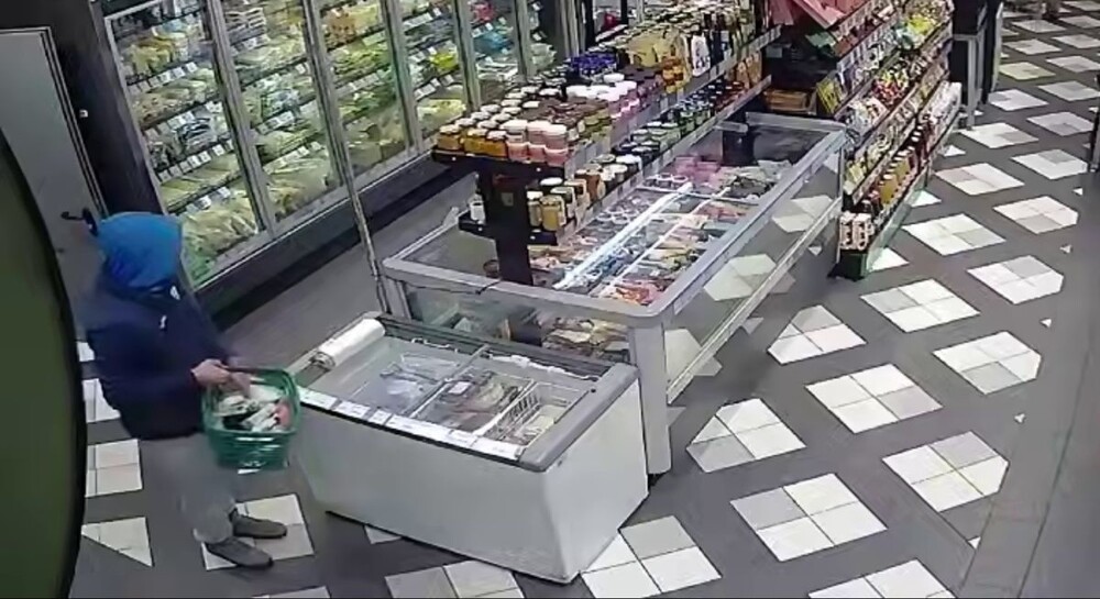 Мужчина с ножом похитил корзину с продуктами из магазина