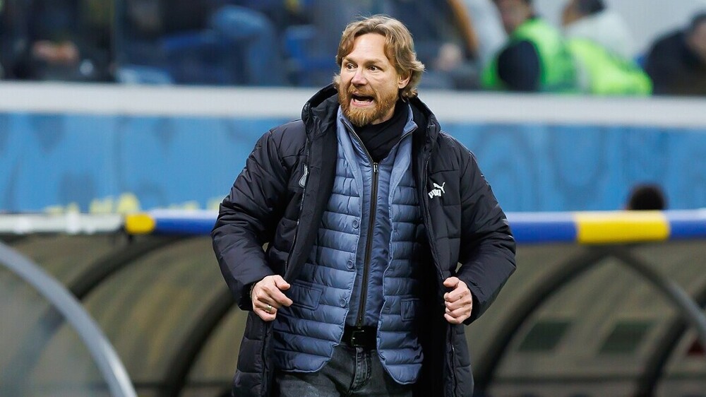 Действующий тренер сборной России по футболу Валерий Карпин покинул пост главного тренера футбольного клуба «Динамо»