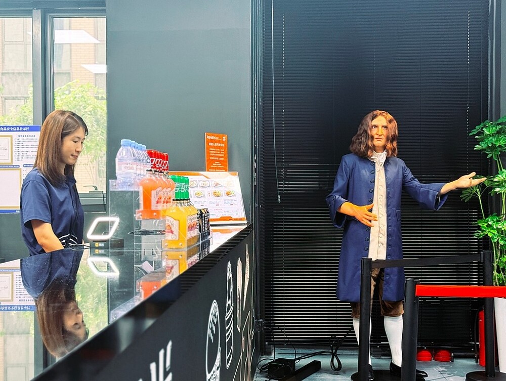 В Пекине открылся первый ресторан с роботизированной тематикой