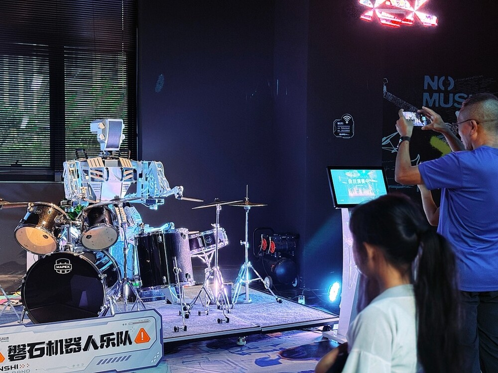 В Пекине открылся первый ресторан с роботизированной тематикой