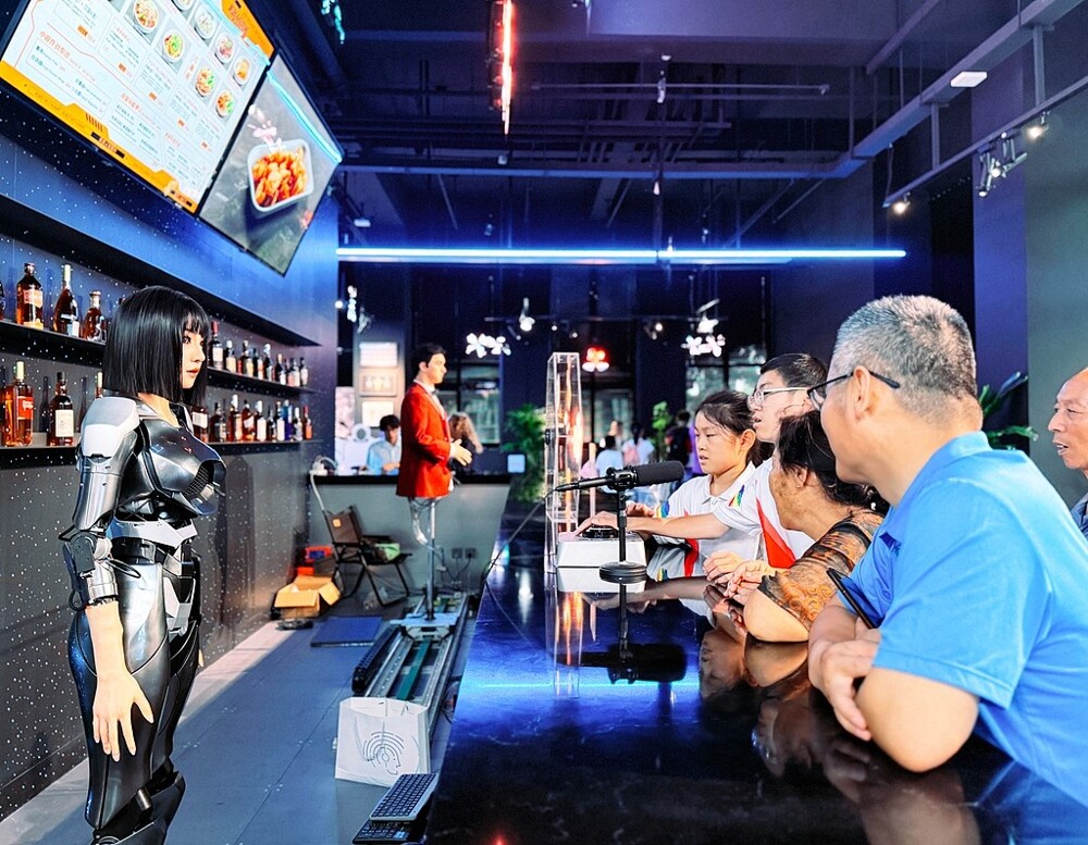 В Пекине открылся первый ресторан с роботизированной тематикой