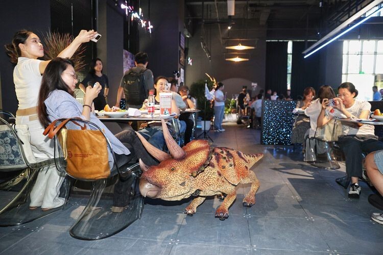 В Пекине открылся первый ресторан с роботизированной тематикой