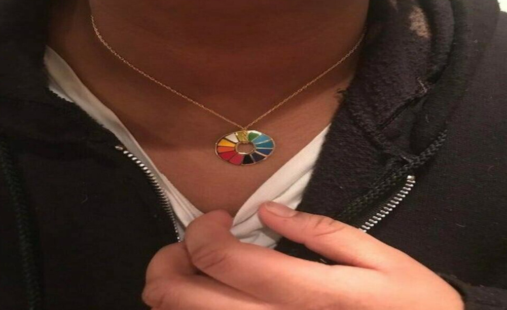 Когда в витрине ювелирного магазина увидела оригинальный кулон, загорелась желанием приобрести его. Но в последний момент передумала из-за слишком высокой цены. Зайдя в другой ювелирный, нашла там такой же, но по более низкой стоимости. Вот это удача