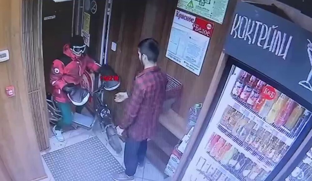 Курьер въехал в магазин на транспорте