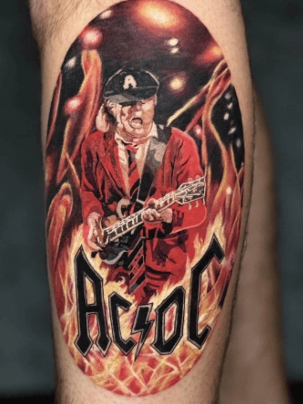 8. Похоже, что Ангуса Янга рисовали с Дональда Трампа