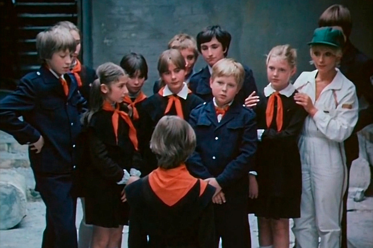 — Вообще–то никто никуда не полетит, — заявила Алиса. (альтернативная версия)⁠