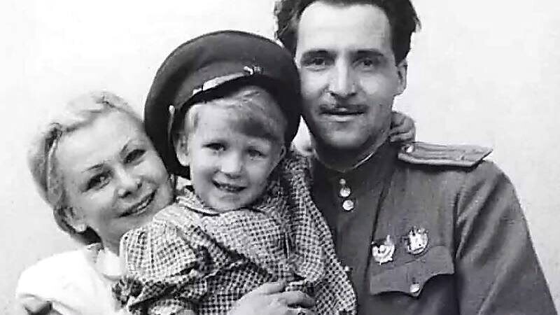 Константин Симонов и Валентина Серова с сыном Толей