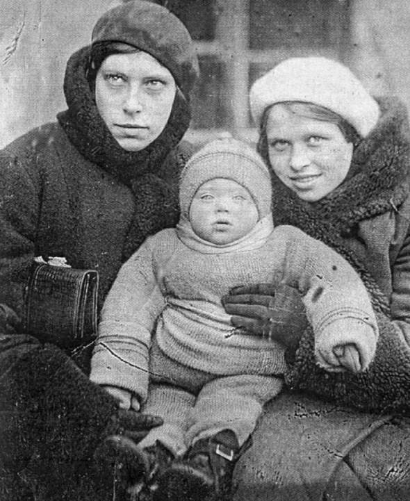 Алиса Фрейндлих (в центре) в детстве с тетей Дагмарой Артуровной и мамой Ксенией Федоровой (справа)