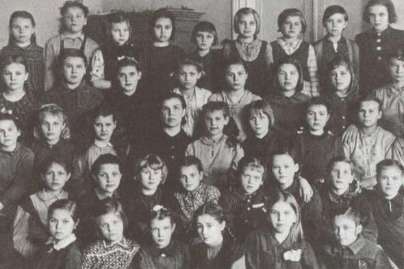Алиса Фрейндлих (четвертая справа во втором ряду снизу) в школьные годы