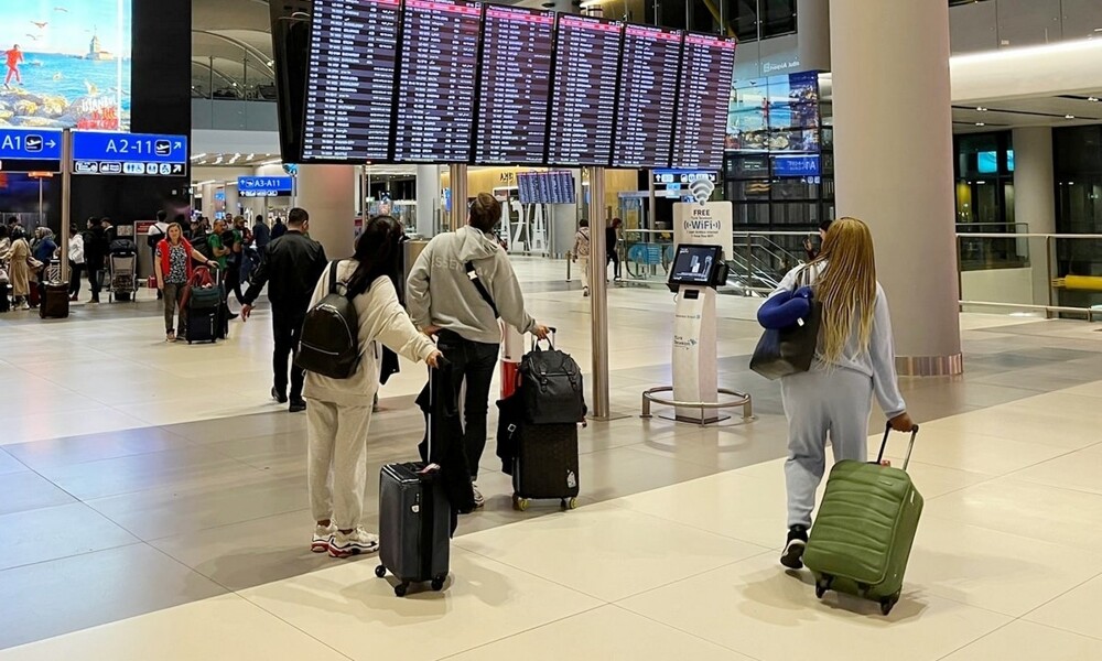 В Турции россиянку не сразу пропустили через контроль из-за её небрежности с паспортом