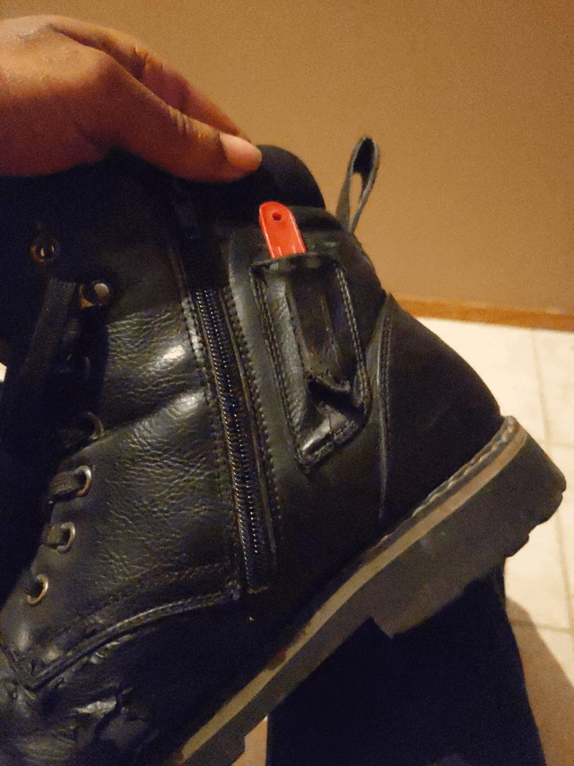 2. Красная пластиковая палочка шла в комплекте со старыми ботинками