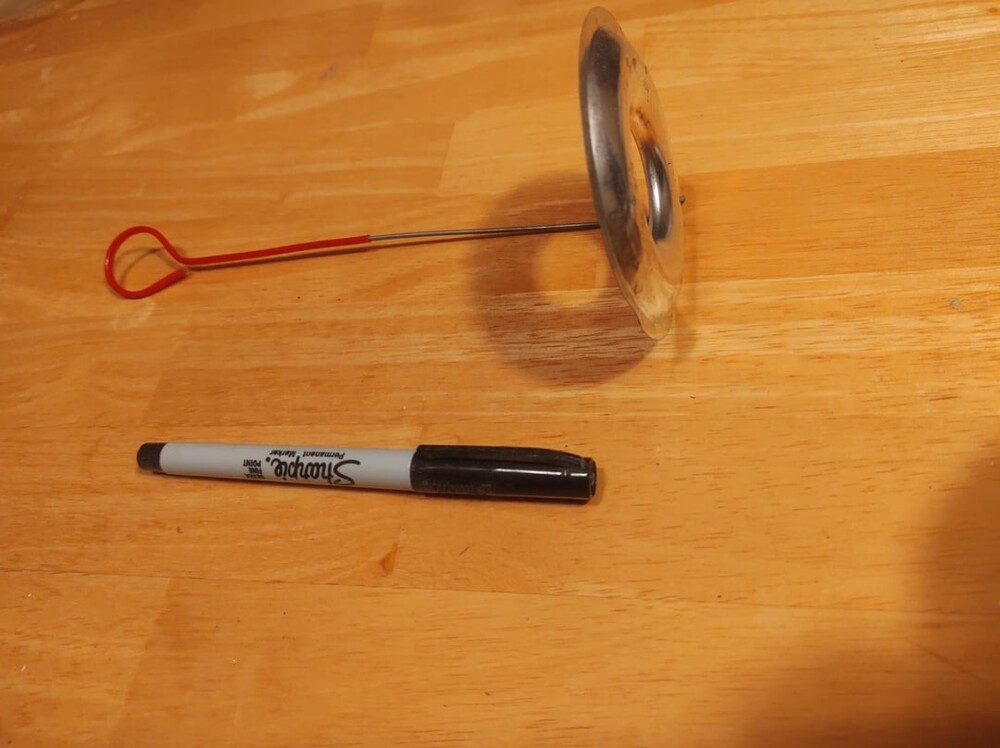 9. Кухонный инструмент в виде металлического кольца на ручке, покрытой пластиком