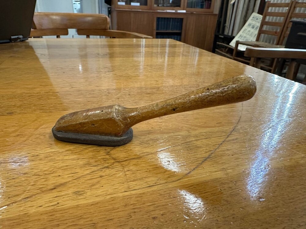 6. Антикварный деревянный инструмент с металлической основой