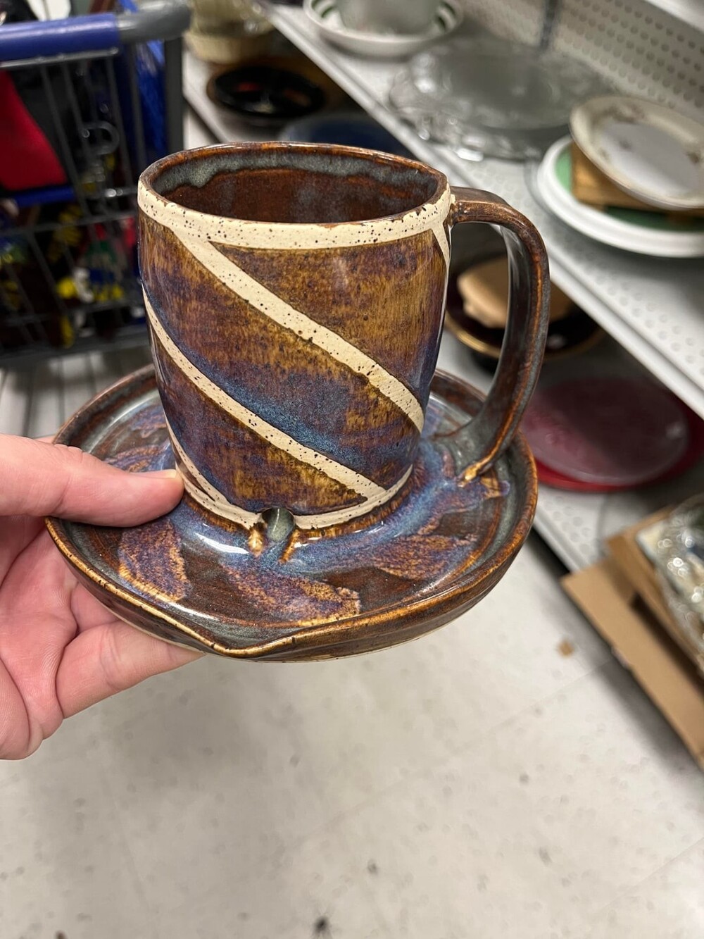 1. Керамическая кружка с блюдцем ручной работы, при этом у кружки есть отверстие в дне, а у блюдца носик для разливания