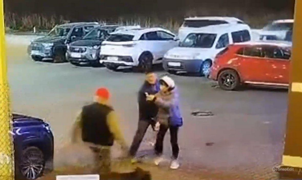 Нетрезвый собачник напал на мужчину и женщину  в Санкт-Петербурге