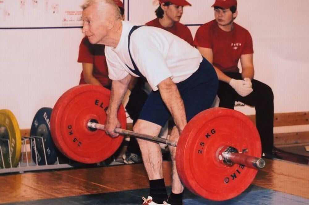 93-летний житель Ульяновска выиграл соревнования по тяжелой атлетике