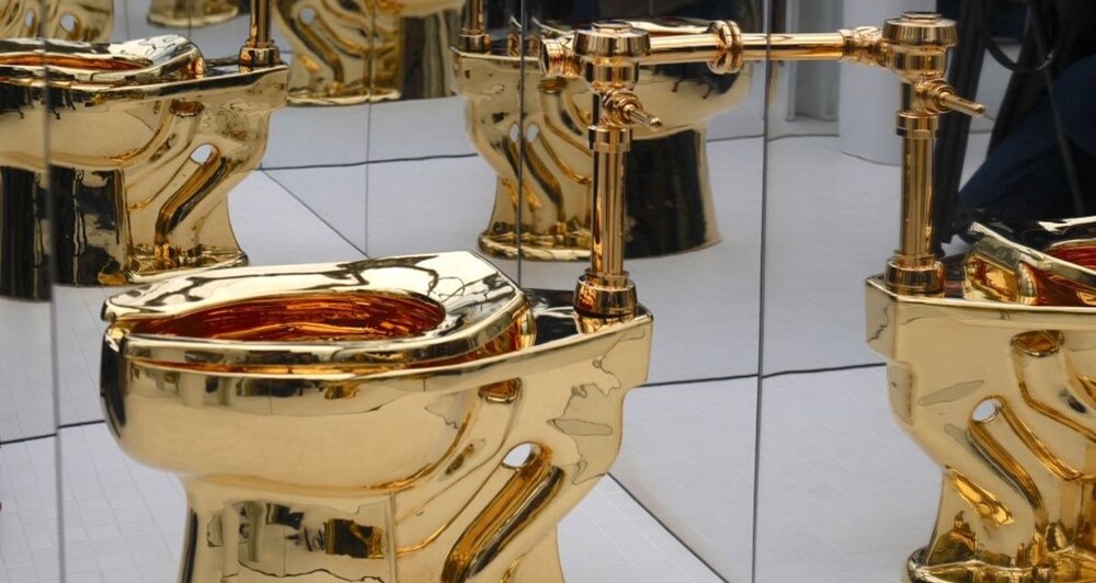 Стокилограммовый золотой унитаз продали на аукционе