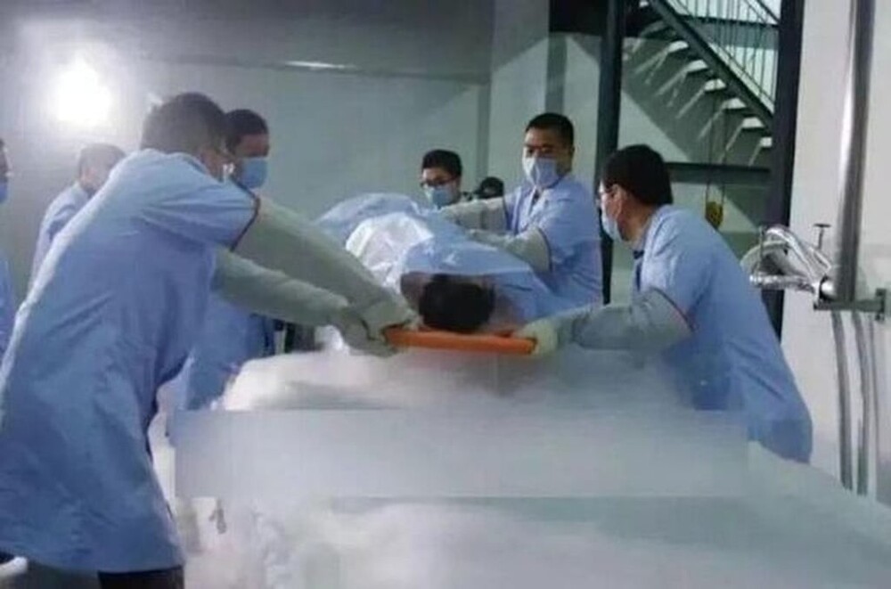 Китаец заморозил больную раком жену до создания вакцины и начал жить с другой