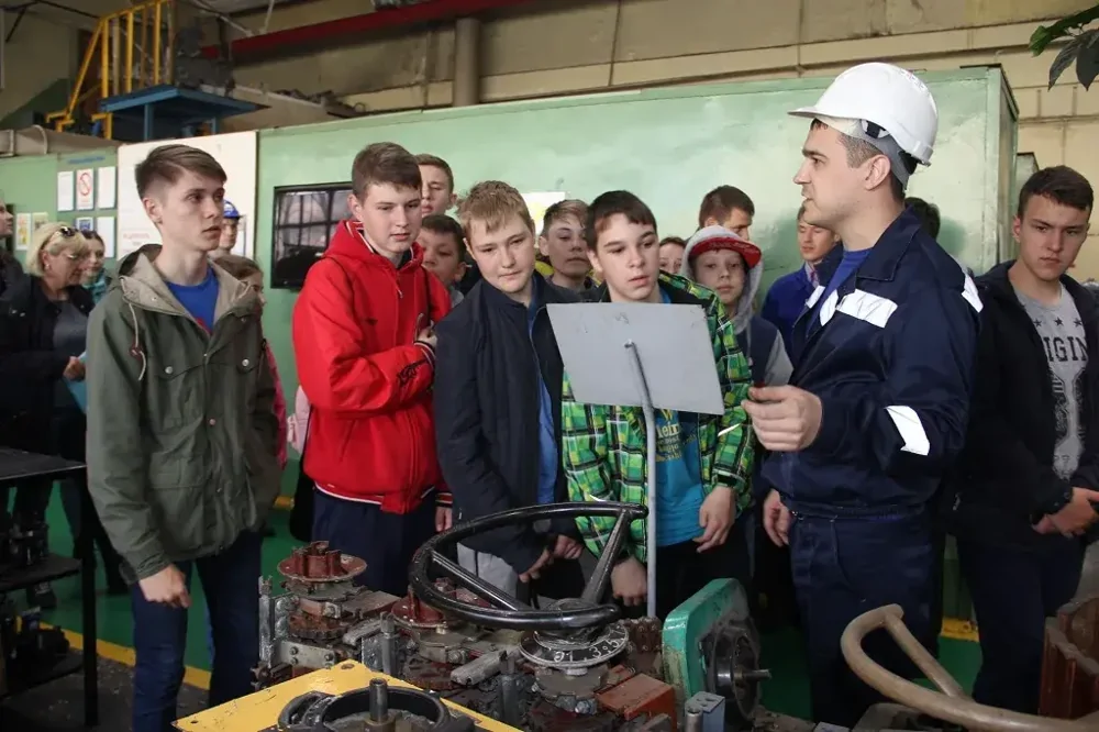 На завод: провалившие ОГЭ девятиклассники смогут бесплатно получить рабочую профессию