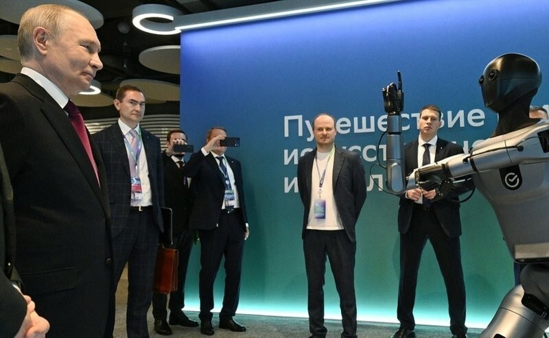 Робот станцевал для Владимира Путина