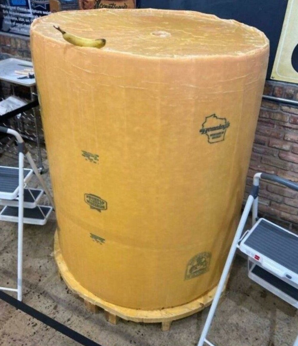 Блок сыра чеддер, а на нем обычный банан