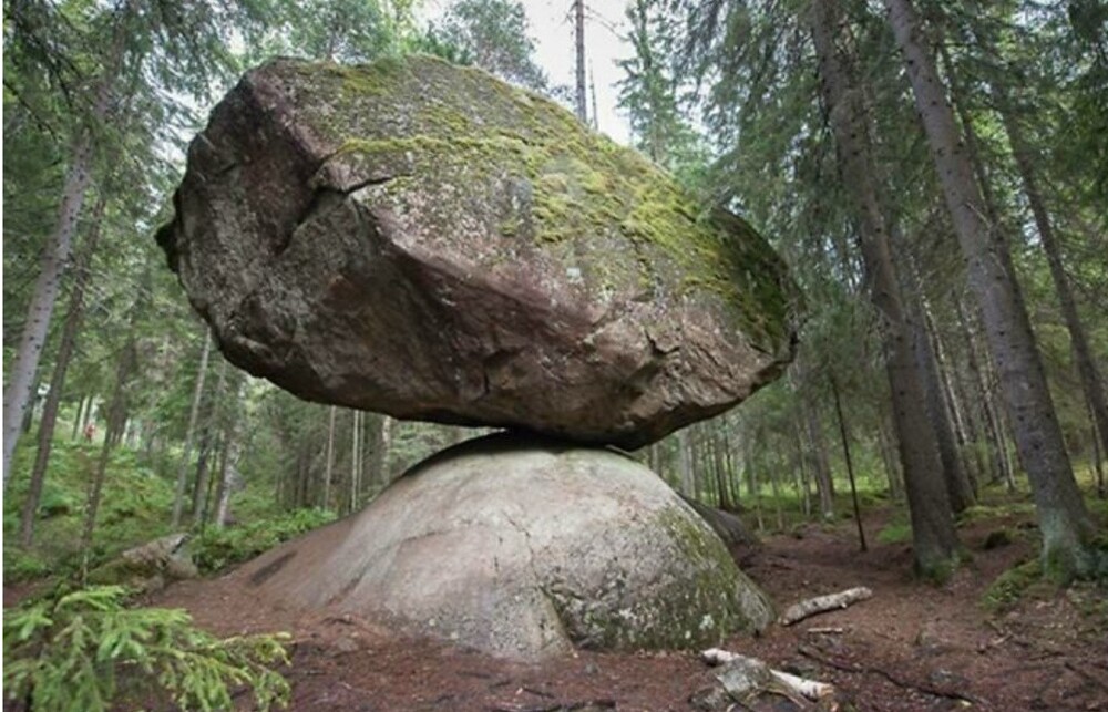 Крупный балансирующий валун известен, как Куммакиви. Его можно увидеть самому в Руоколахти, юго-восток Финляндии. Его вес 500 тонн, а балансирует он уже 11 тысяч лет