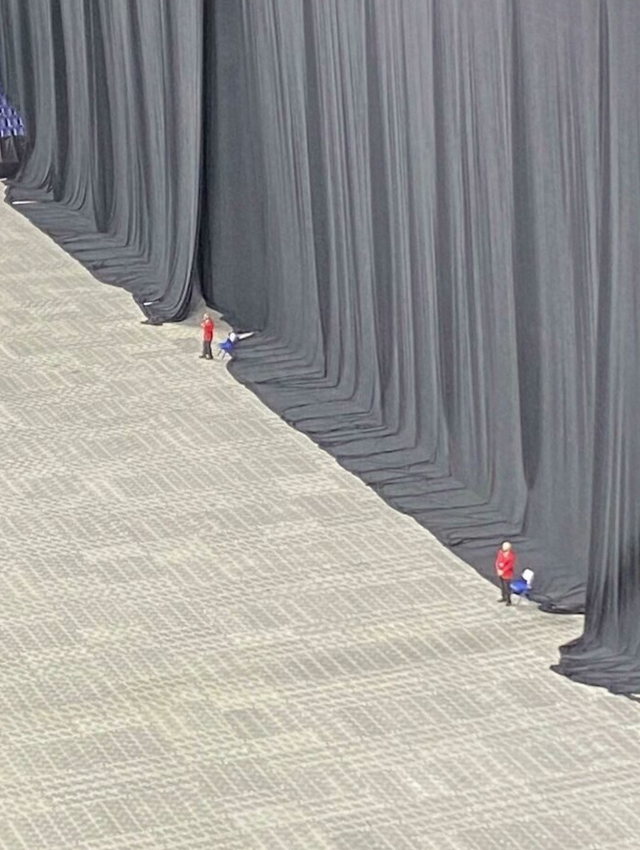 Кулисы и люди, которые работают — оцените масштабы