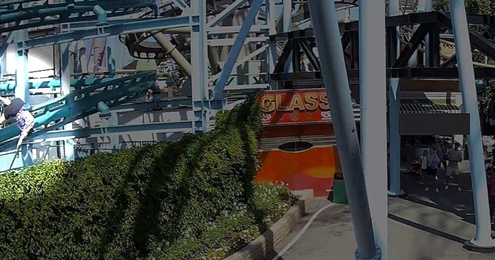 Женщина выжила после падения с американских горок