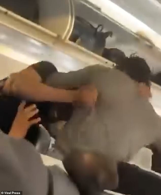 Звезды соцсетей подрались на рейсе в Нигерии