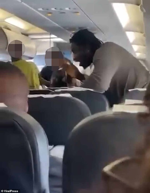 Звезды соцсетей подрались на рейсе в Нигерии