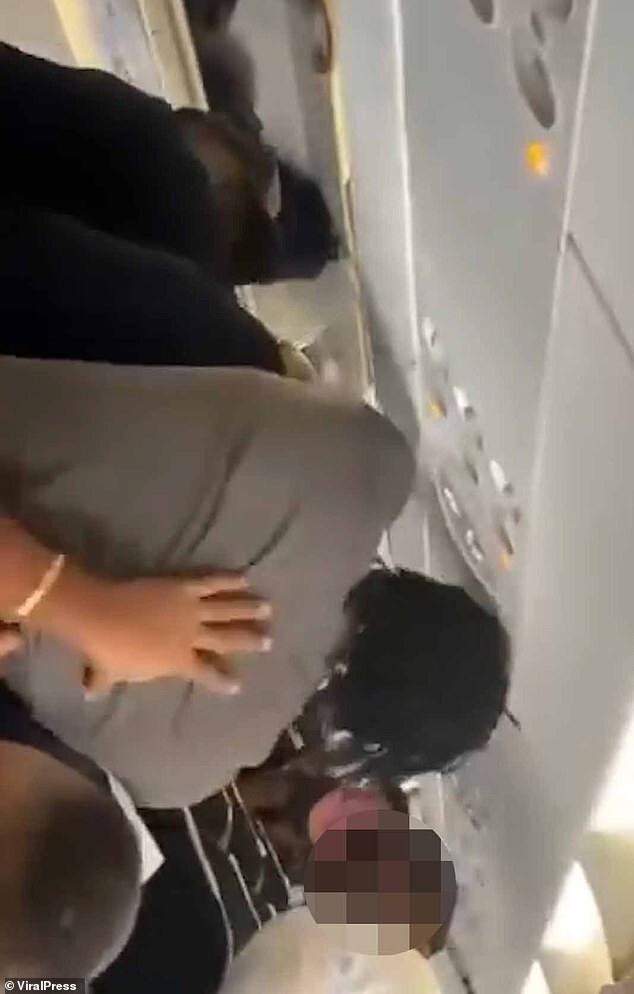 Звезды соцсетей подрались на рейсе в Нигерии