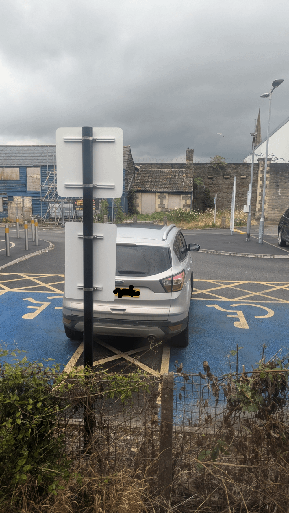 12. Занял 2 парковочных места для инвалидов