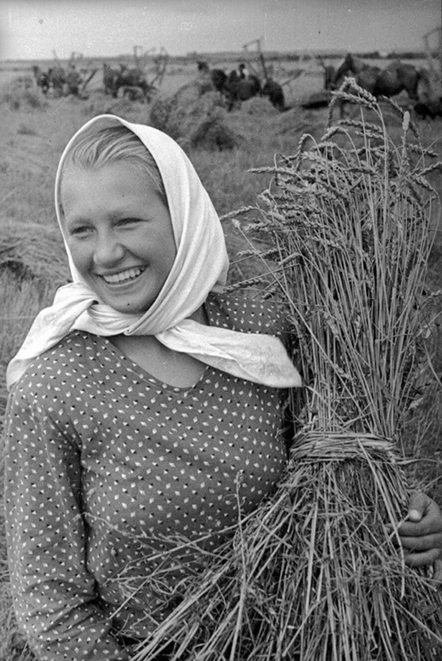 Девушка со снопом. 1940 год. Автор: Евгений Халдей. Белорусская ССР, Гродно.