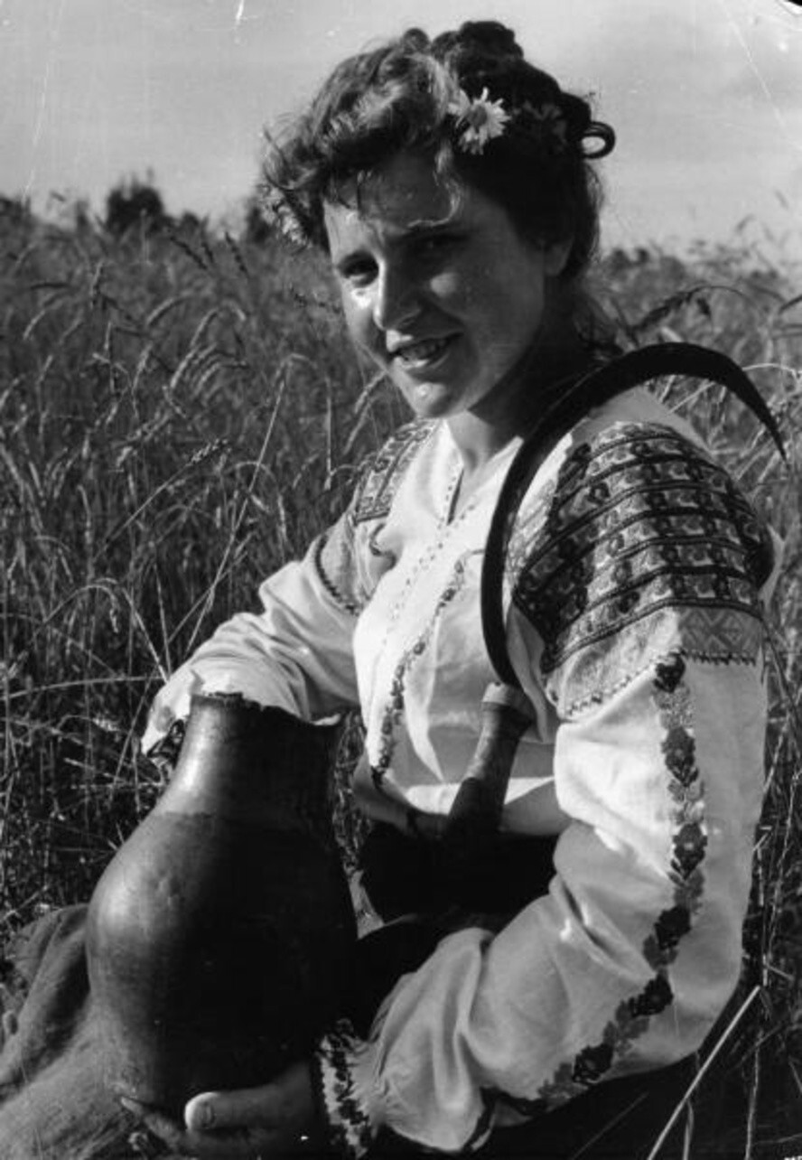 В поле. 1950-е. Автор: Всеволод Тарасевич. Белорусская ССР, Могилевская область, колхоз «Коминтерн».