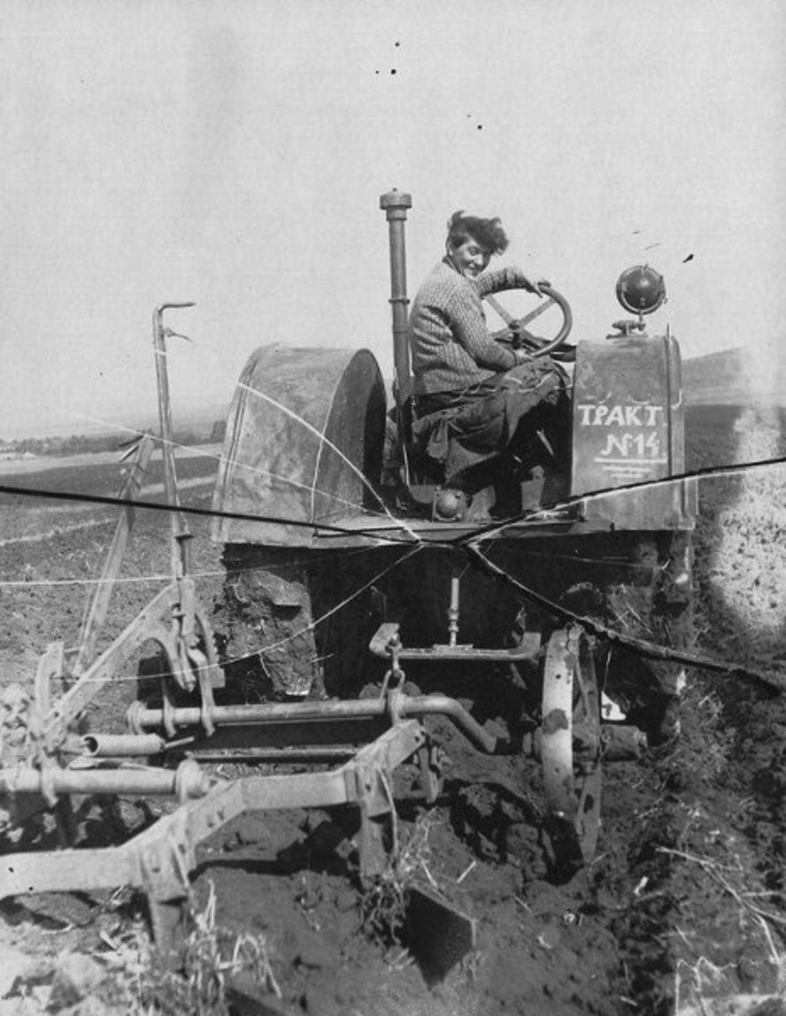 Первая женщина-тракторист Паша Ангелина. 1935 год. Автор: Евгений Халдей.