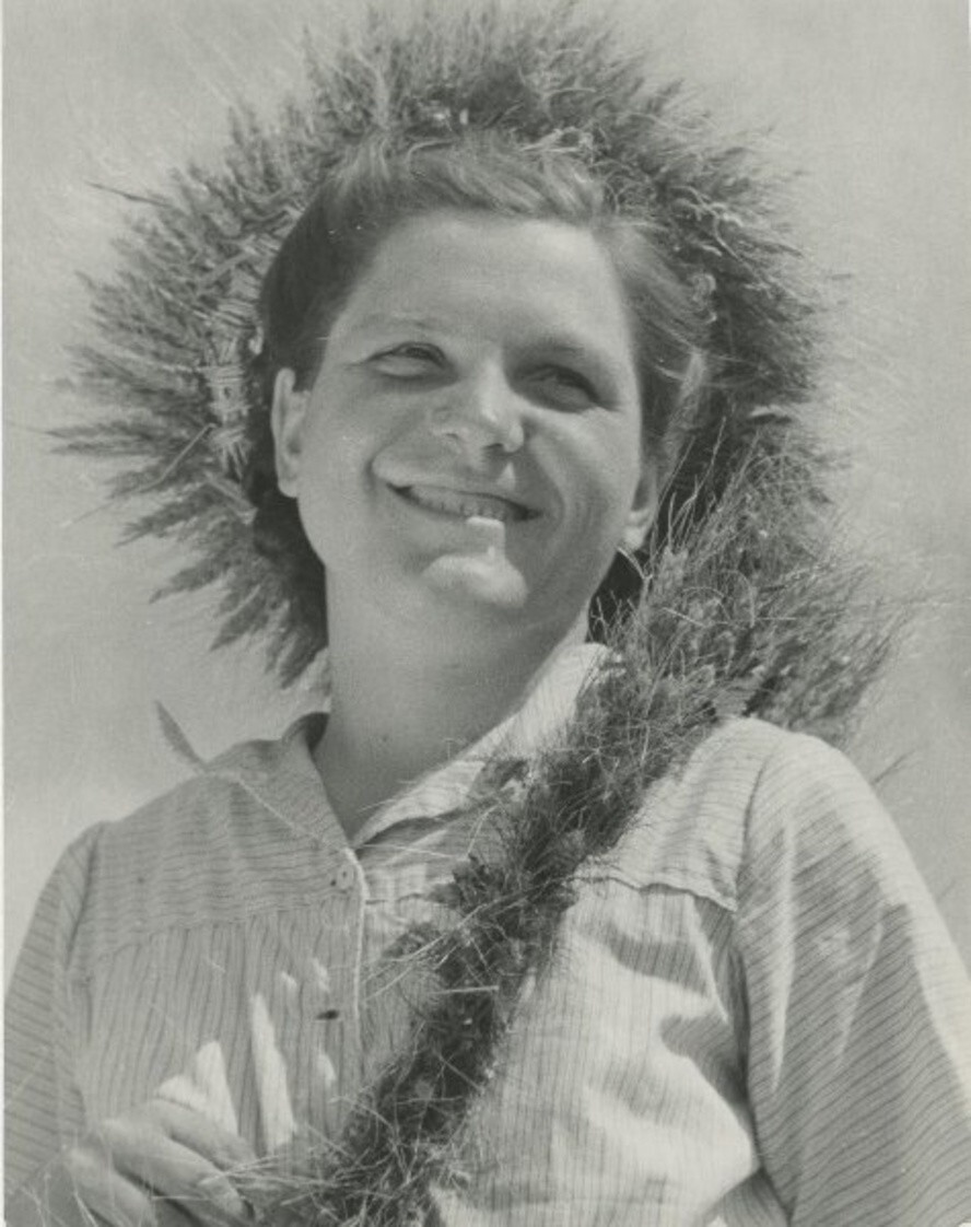 Победительница жатвы – звеньевая комсомолка Нина Овчаренко. Колхоз «За Родину». 1953 год. Автор: Марк Марков-Гринберг.