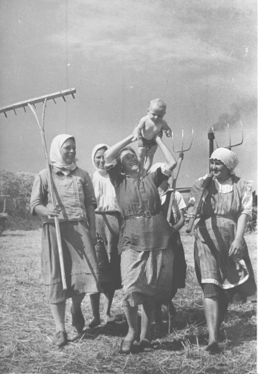 Счастливое материнство. 1935 год. Автор: Марк Марков-Гринберг.