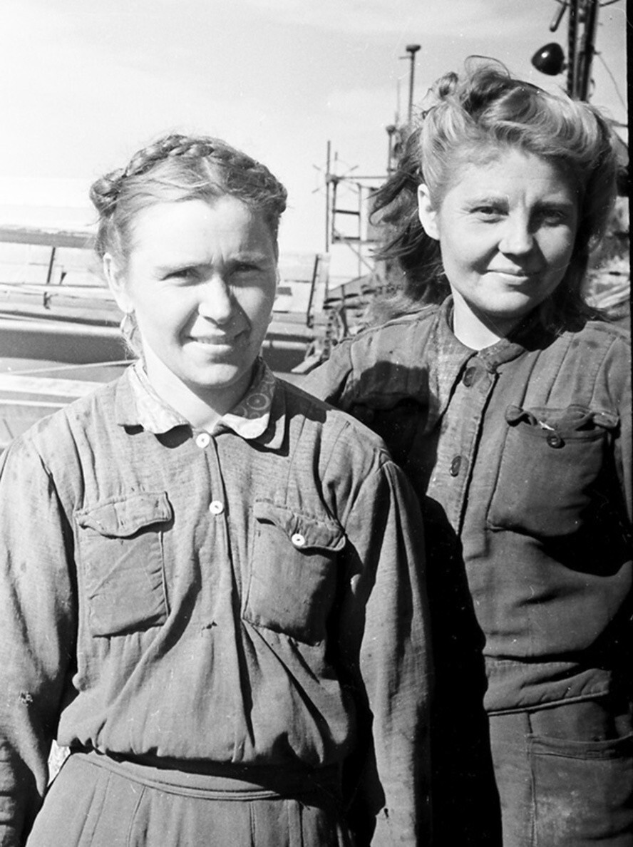 Комсомолки комбайнеры. Из цикла «На земле целинной». 22 августа 1956 года. Автор: Валентин Хухлаев. Омская область, Русско-Полянский район.