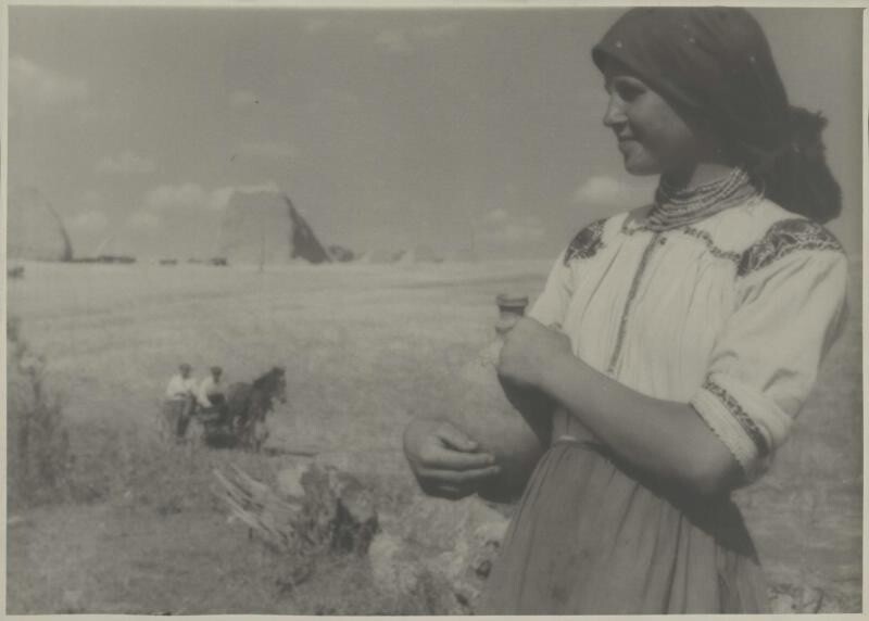 Колхозница. 1937 год. Автор: Сергей Шиманский. Украинская ССР, село Подойма.