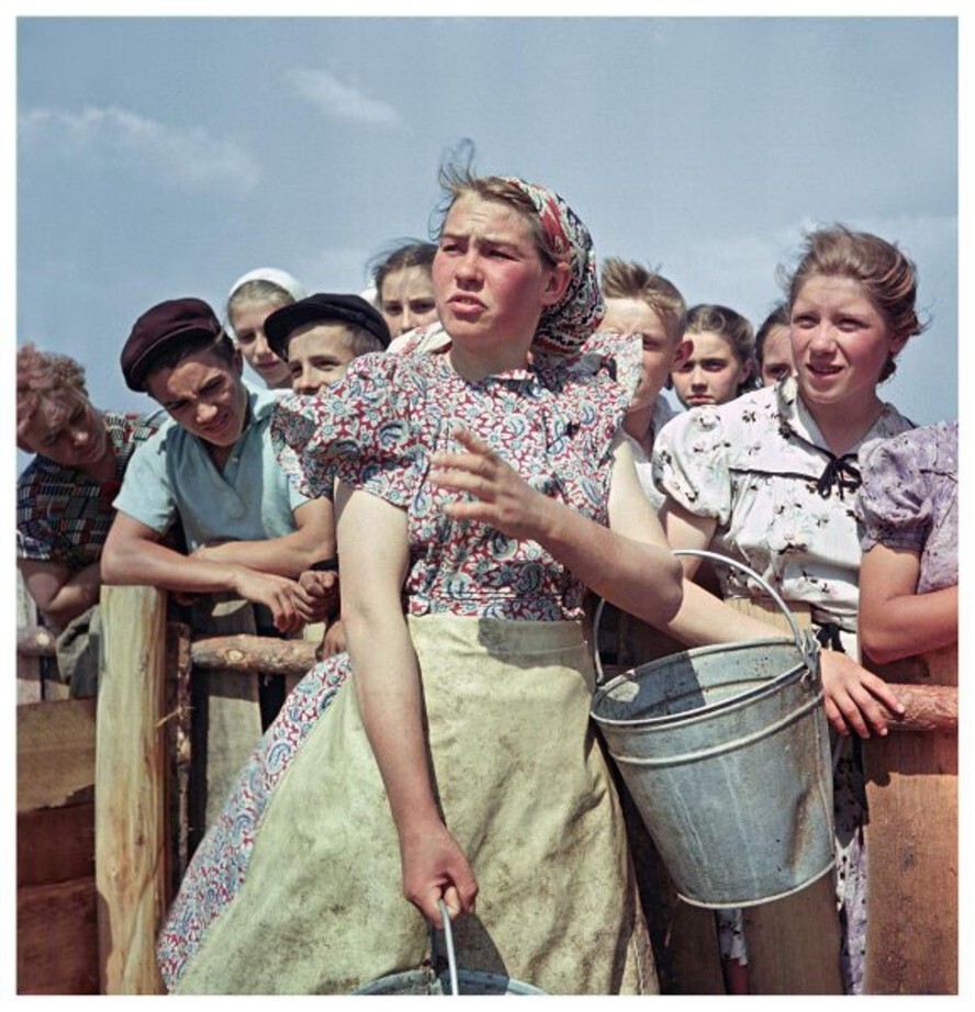 Экскурсия в колхозе «Коминтерн». 1957 год. Автор: Всеволод Тарасевич. Тамбовская область.