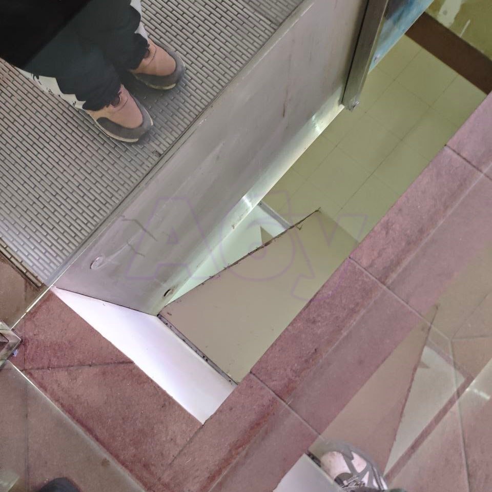 В Подмосковье школьник упал со второго этажа ТЦ, пытаясь достать тюбик упавшей помады подруги