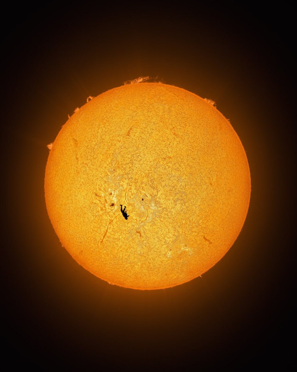 Астрофотограф сделал эффектный снимок падающего человека на фоне Солнца