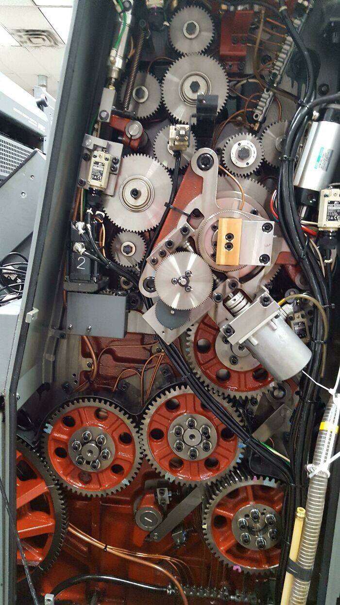 25. Внутри печатной машины 