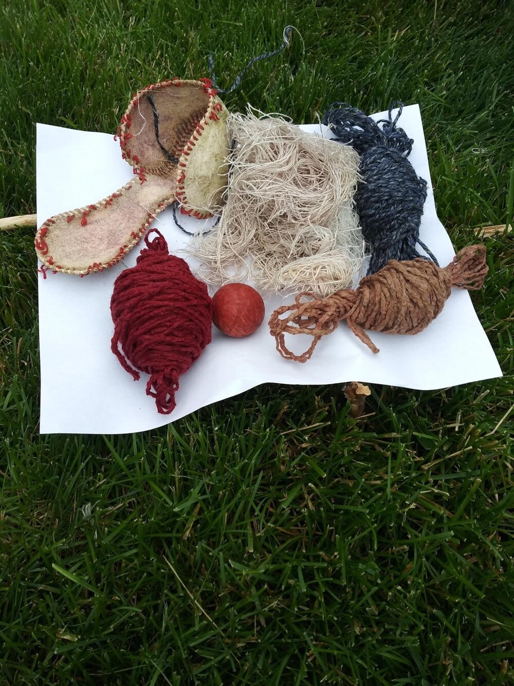 9. Из чего состоит бейсбольный мячик 