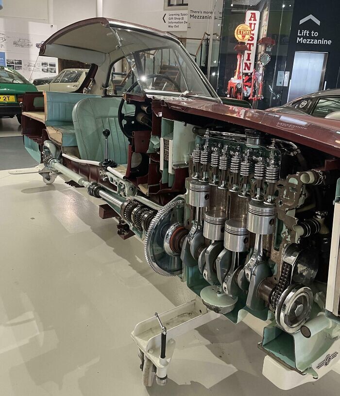 17. Британский спортивный автомобиль MG MGB 1965 года