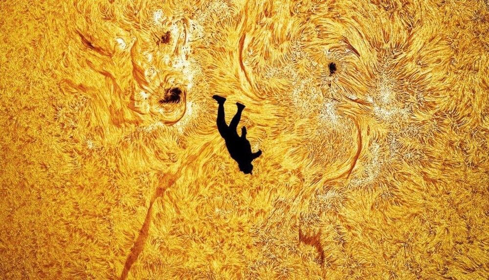 Астрофотограф сделал эффектный снимок падающего человека на фоне Солнца