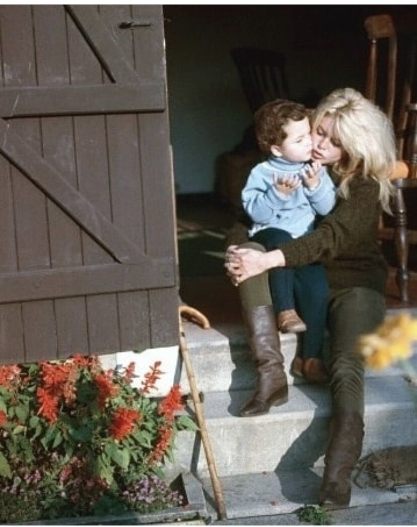 «Она любила меха, а я — свою семью»: как первая красавица Франции променяла нежеланное дитя на свободу