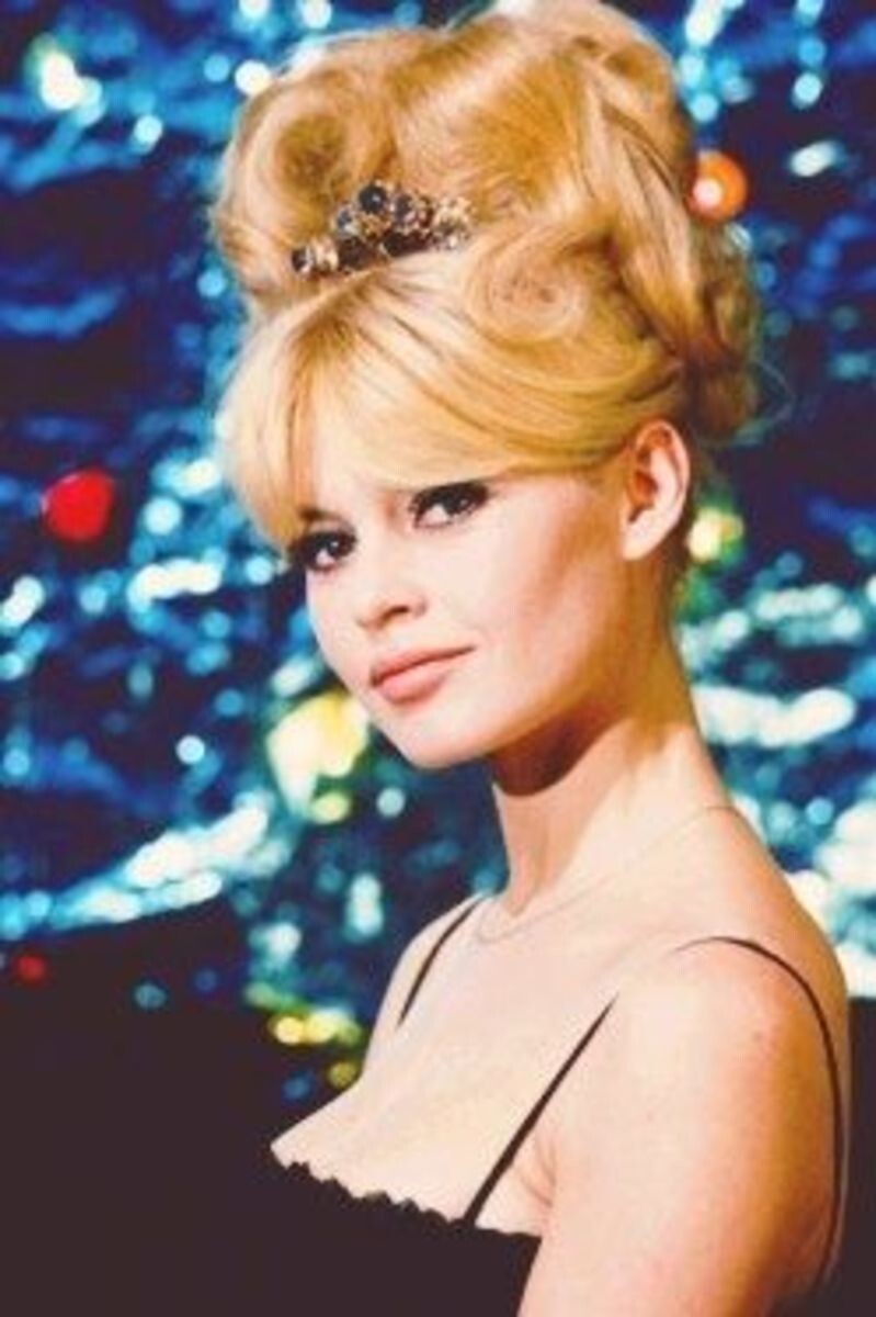 «Она любила меха, а я — свою семью»: как первая красавица Франции променяла нежеланное дитя на свободу