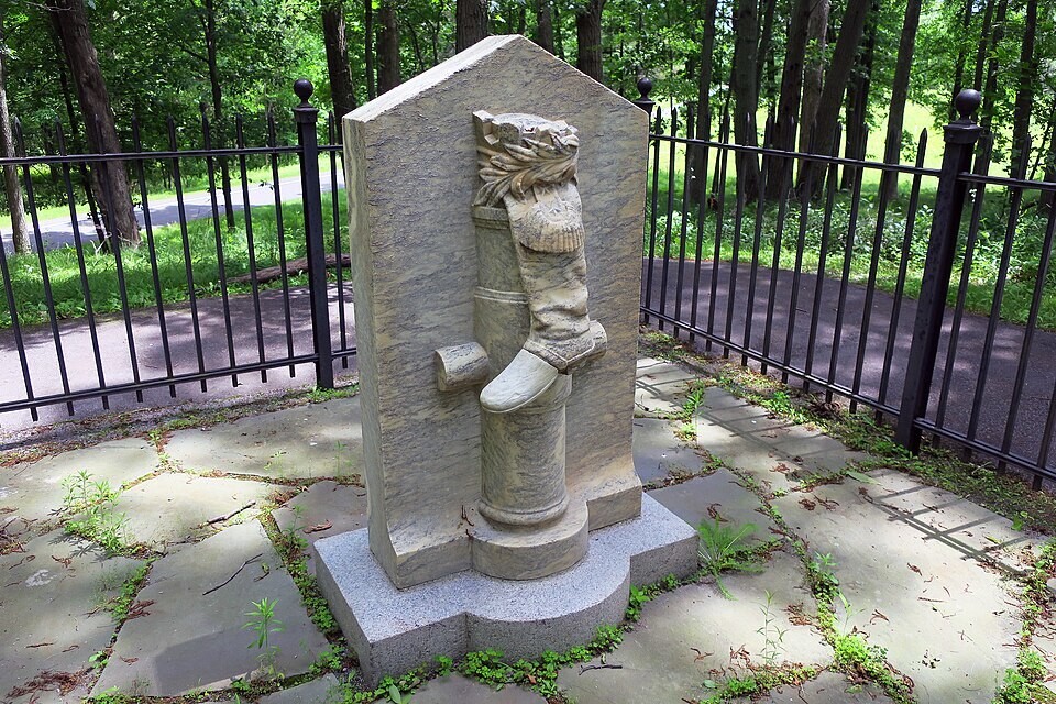 Памятник ноге героя-предателя, имя которого его страна постаралась стереть из памяти